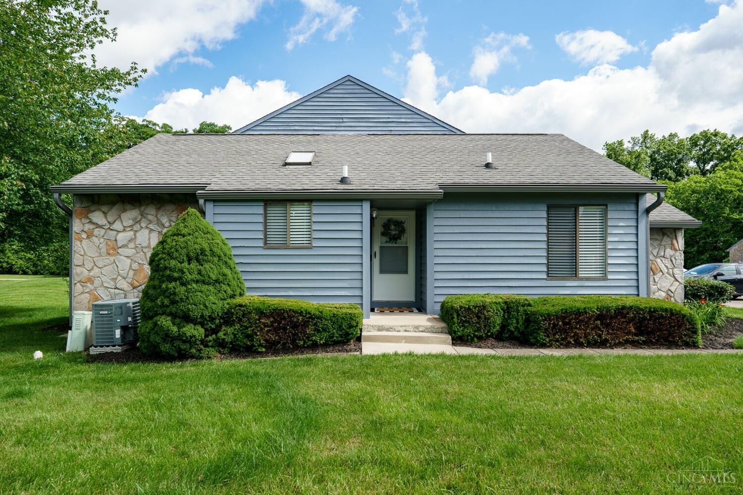 Property Photo:  1085 Kensington Lane  OH 45245 