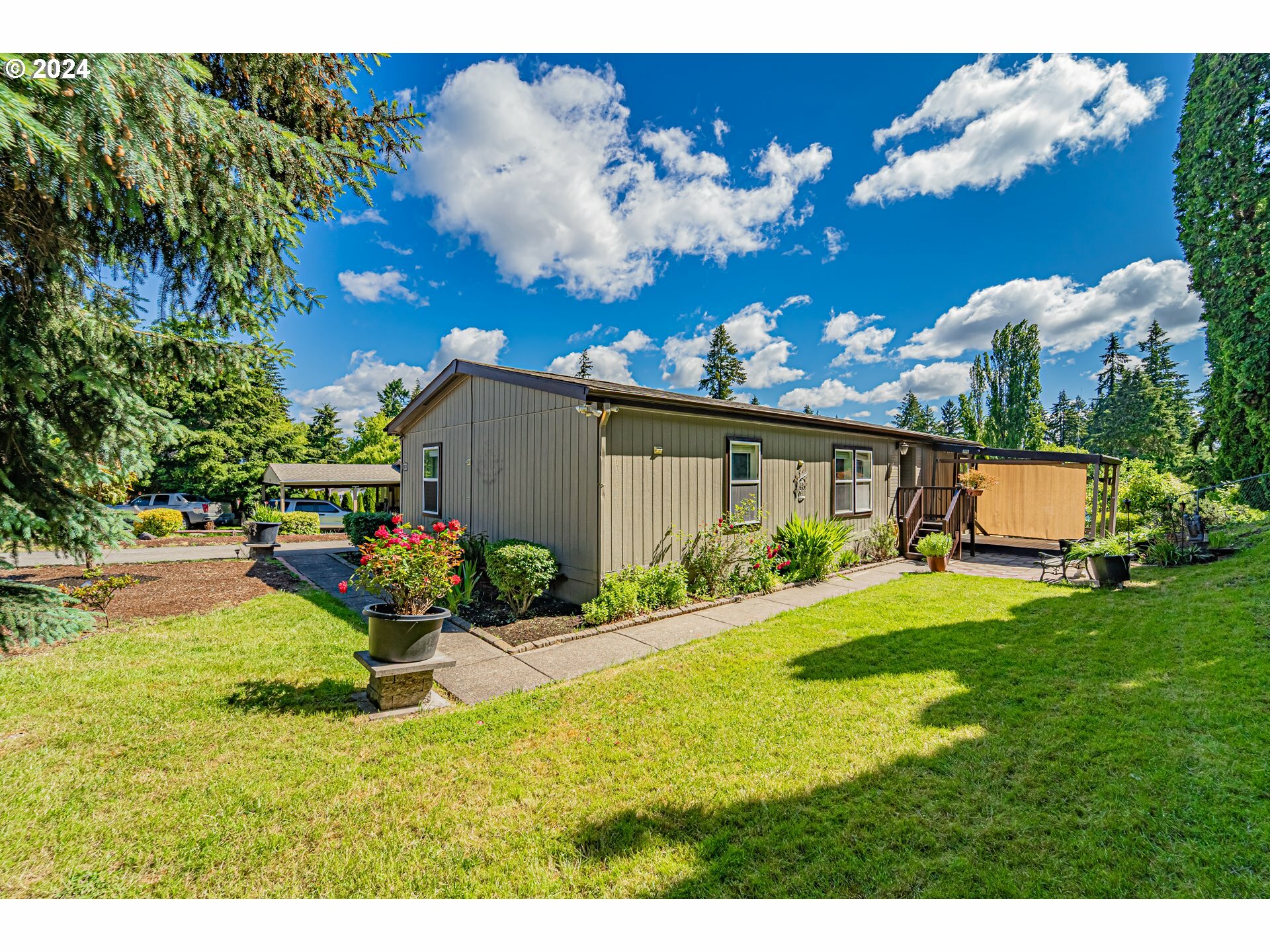 Property Photo:  1011 NW 106th Cir  WA 98685 