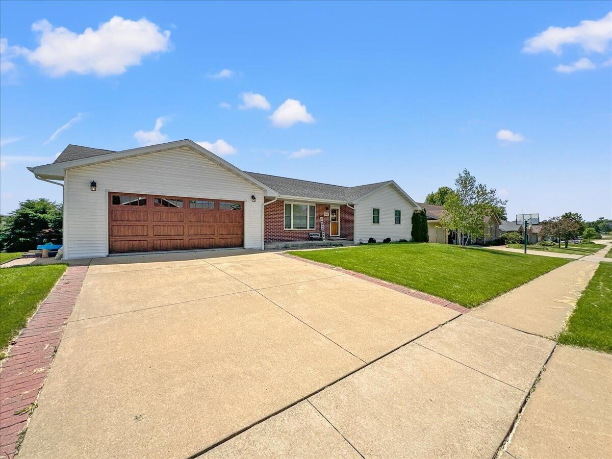 Property Photo:  610 Crownline Drive  IA 52045 