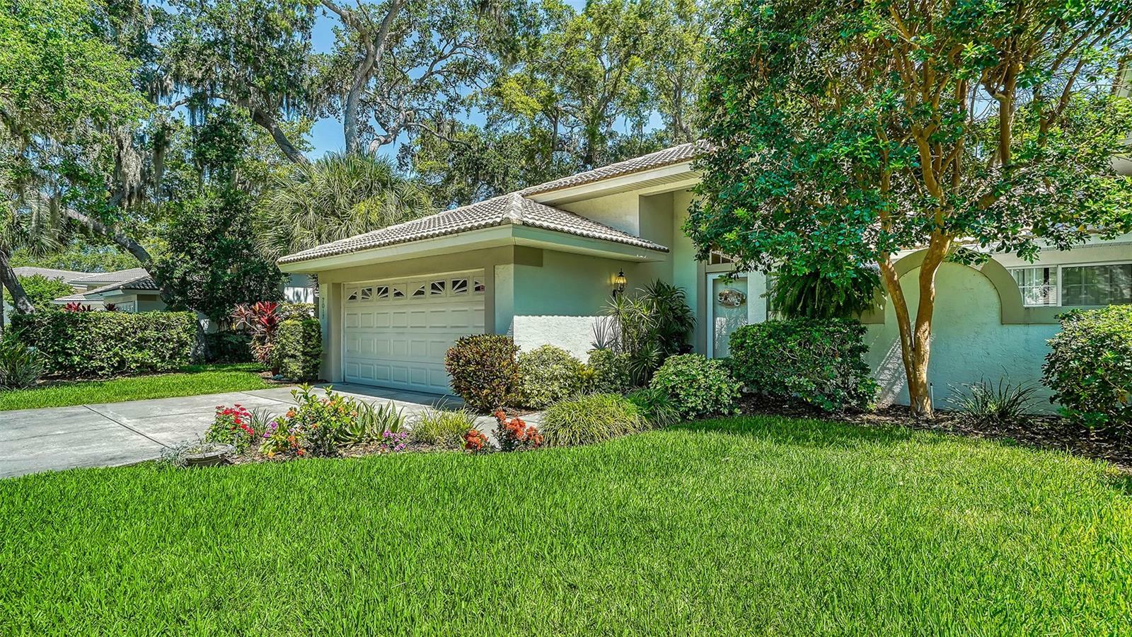 Property Photo:  7017 Woodside Oaks Circle  FL 34231 