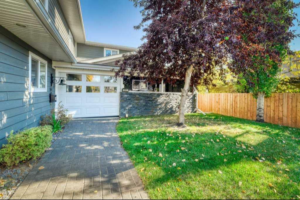 Property Photo:  692 West Chestermere Drive  AB T1X 1B5 