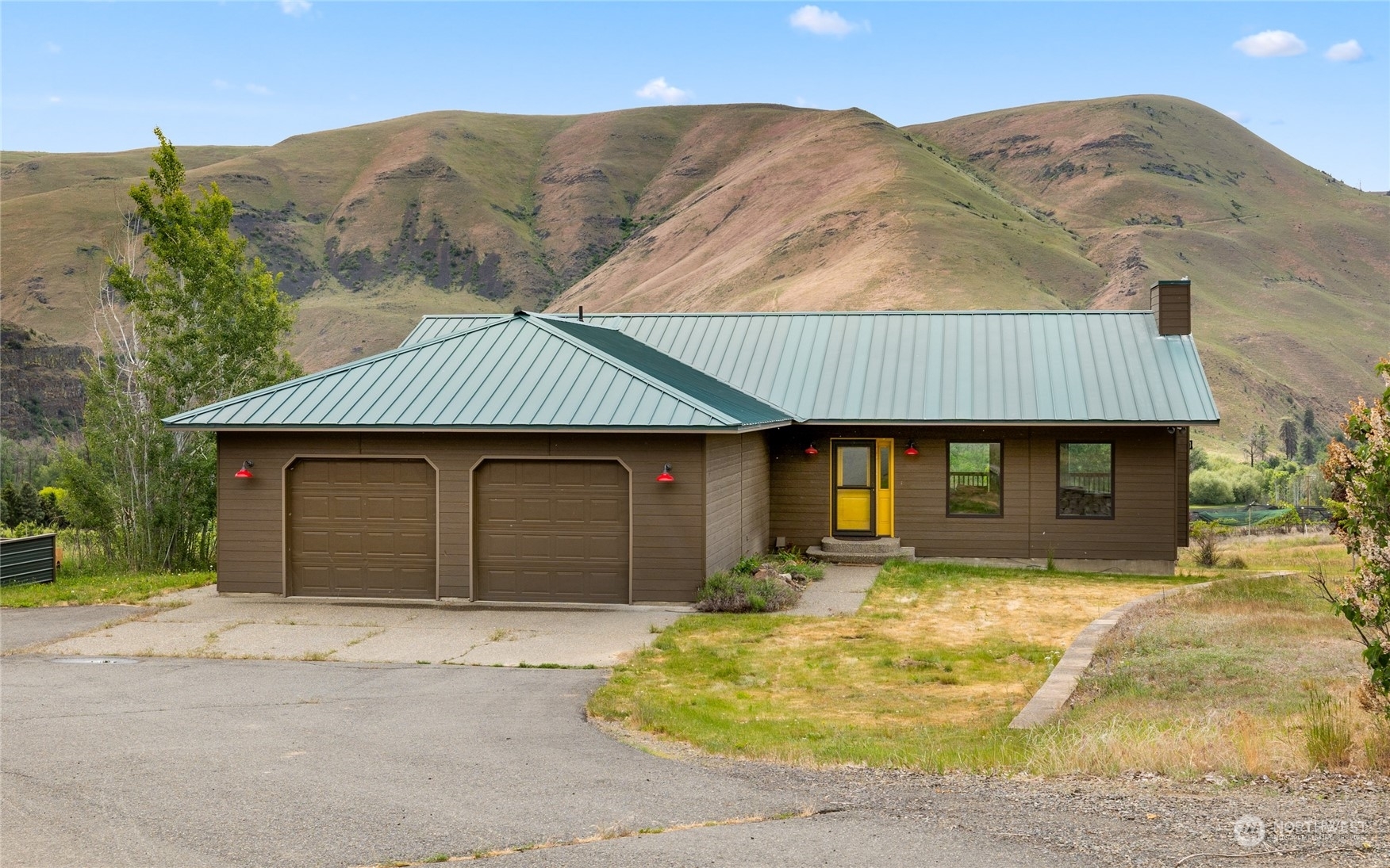 Property Photo:  420 Canyon River Terrace  WA 98926 