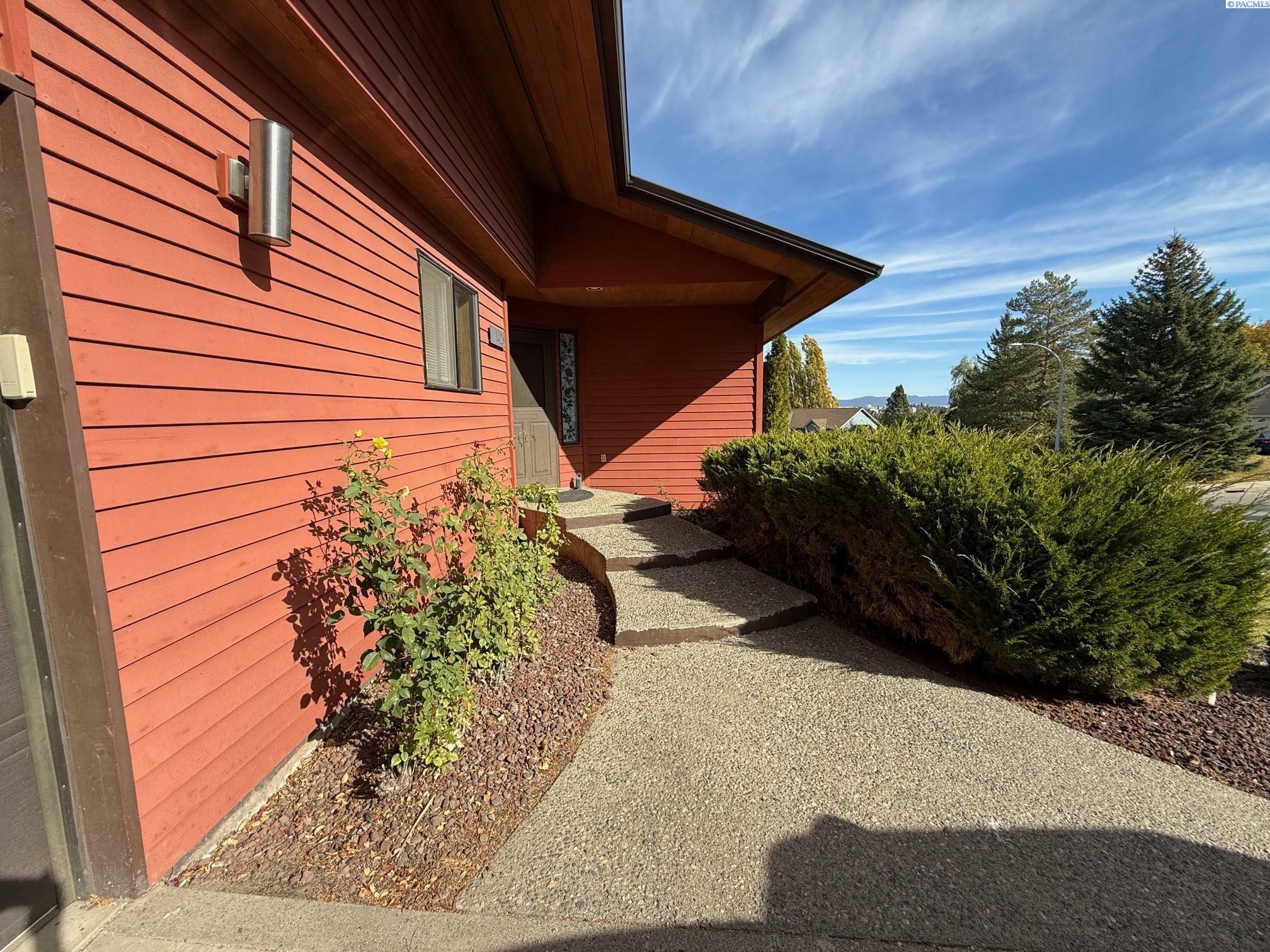 Property Photo:  1425 SW Wadleigh Dr  WA 99163 