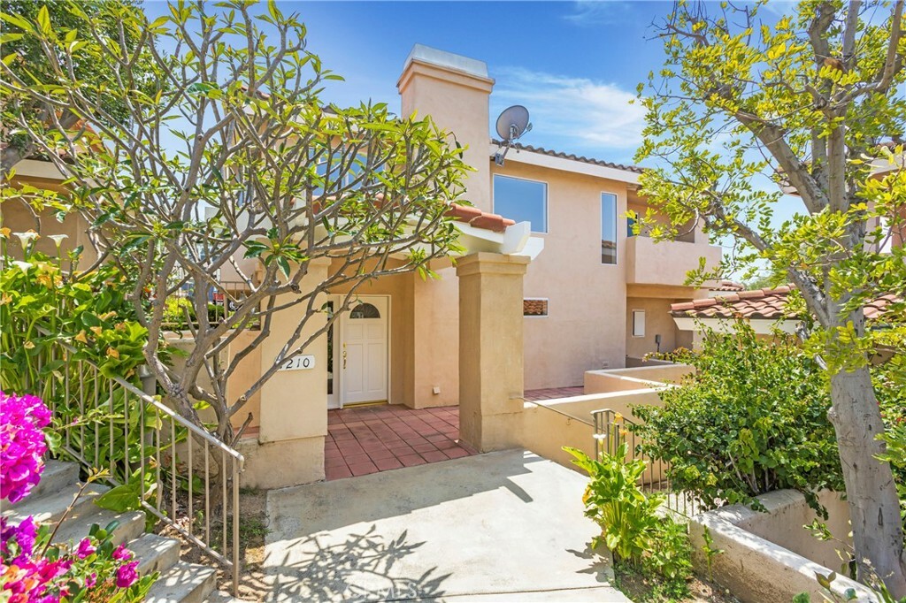 Property Photo:  1210 E Bixby Avenue  CA 92865 