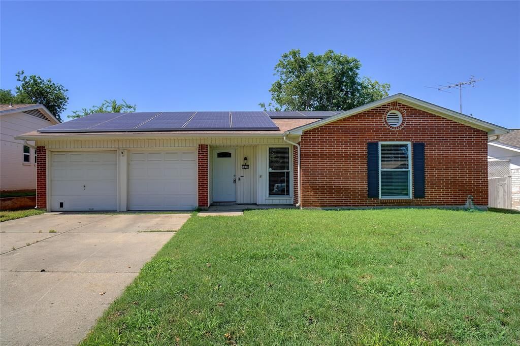 Property Photo: 5645 Macgregor Drive TX 76148