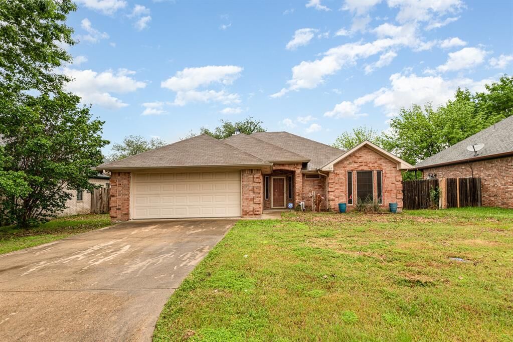 Property Photo:  105 Stonebriar Way  TX 75160 