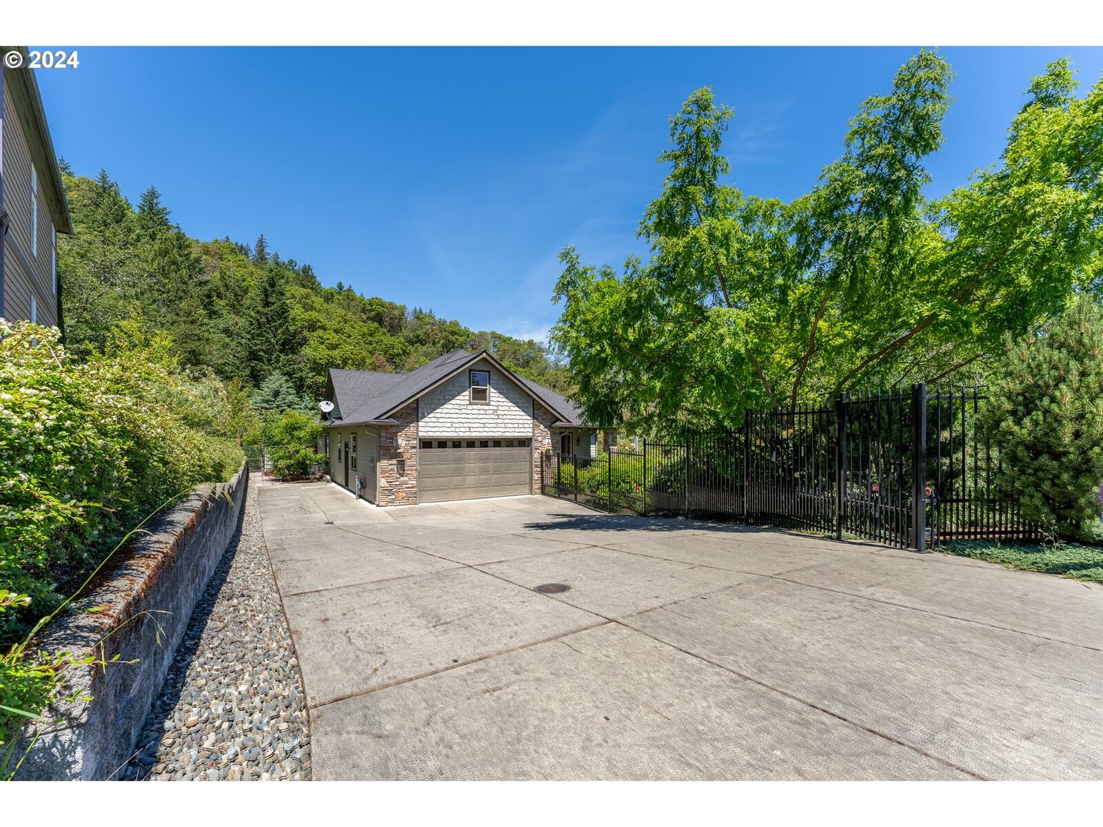 Property Photo:  1153 NW Sunburst Way  OR 97526 