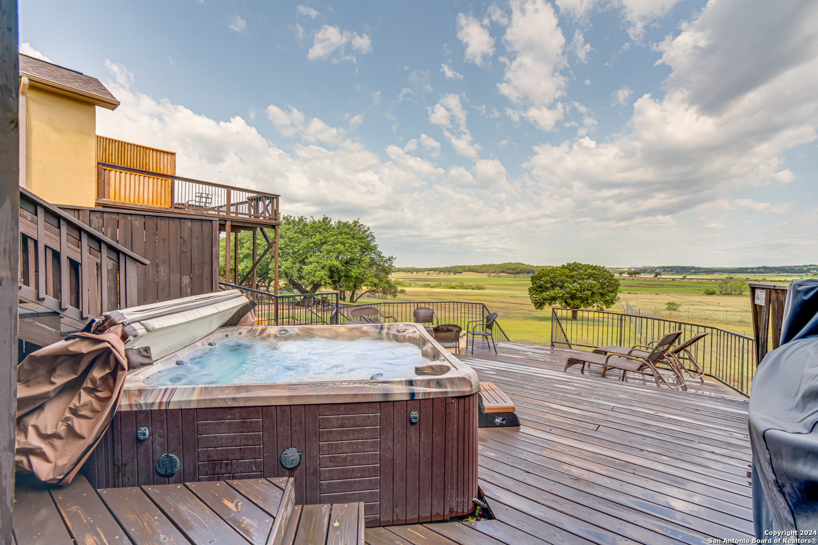 Property Photo: 946 Parkview Dr TX 78133