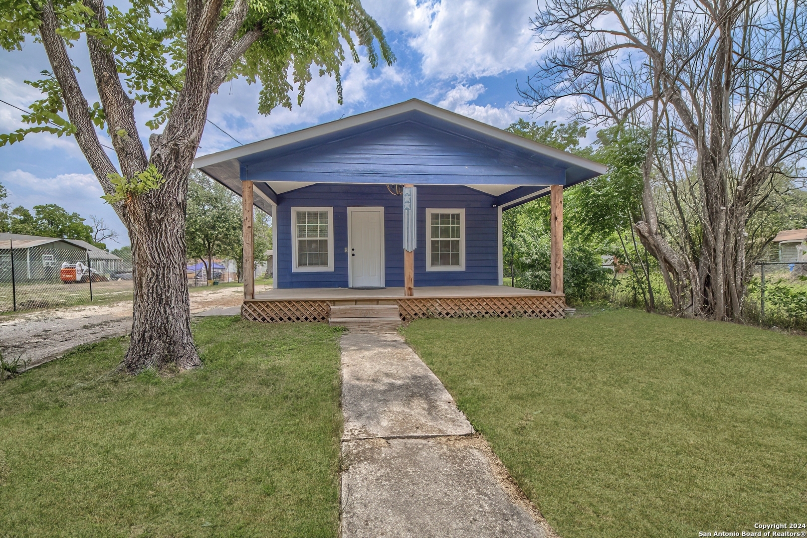 Property Photo:  1619 N Bowie St  TX 78155 