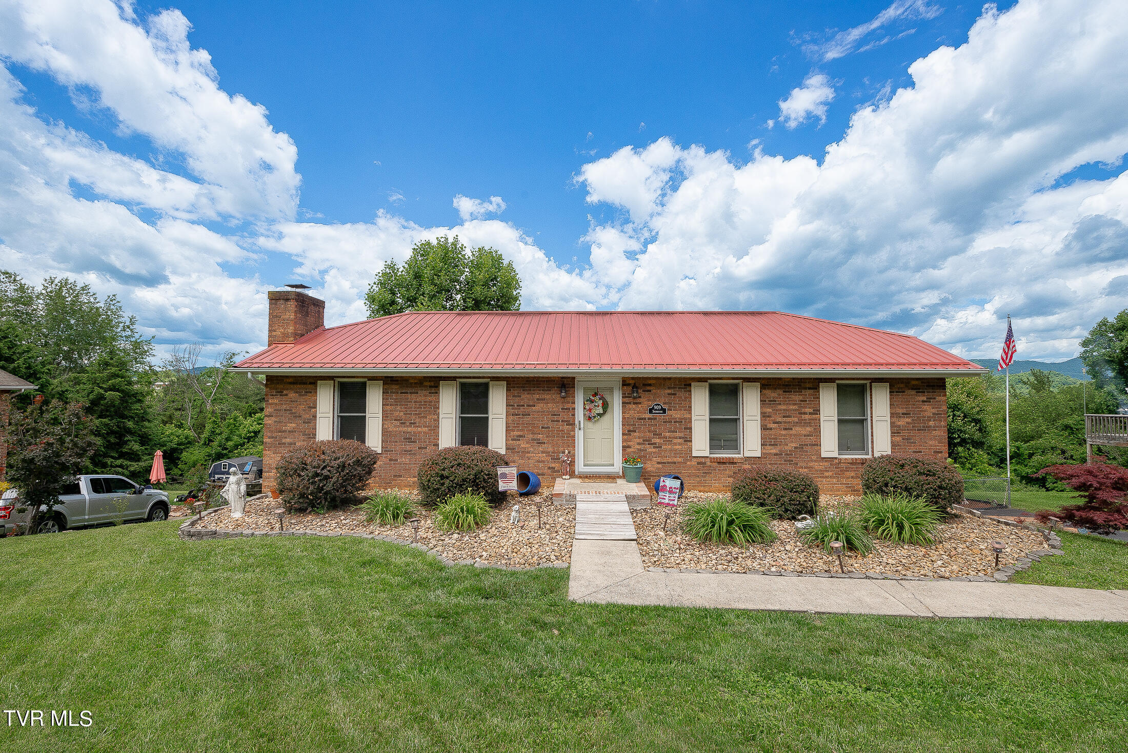 Property Photo: 909 South Sherbrooke Drive TN 37645