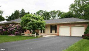 Property Photo:  28 Meadow Lane  PA 17576 