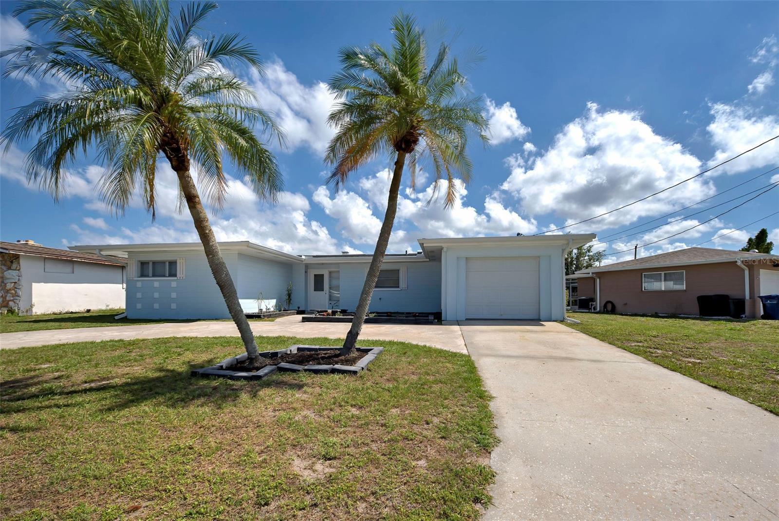Property Photo: 437 Driftwood Road FL 34293