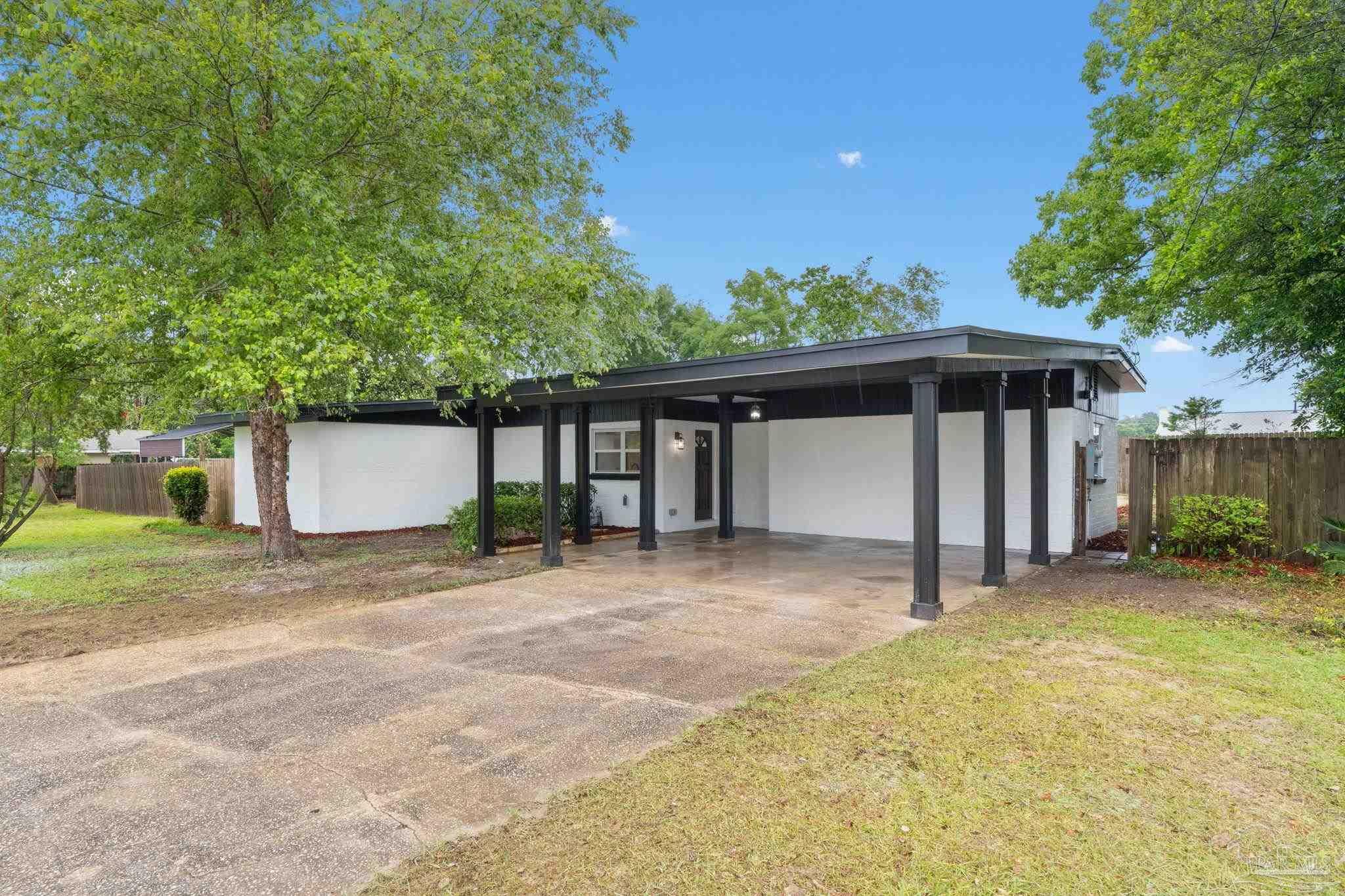 Property Photo:  514 Morris Ave  FL 32533 