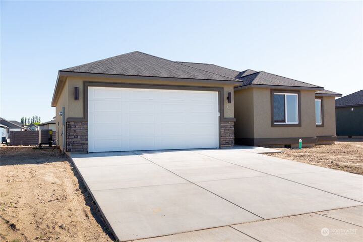 Property Photo:  1212 E Cascade Street  WA 99344 