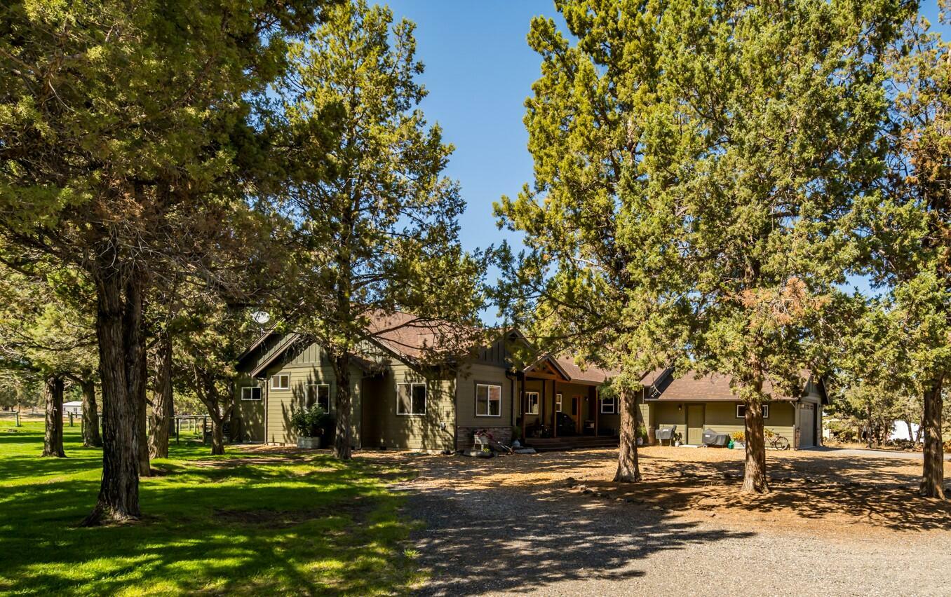 Property Photo: 62880 Dickey Road OR 97701