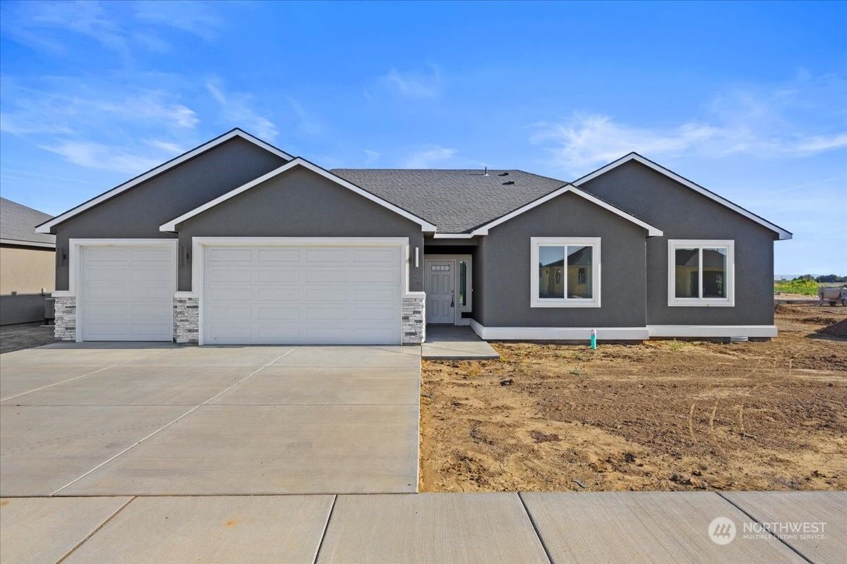Property Photo:  1127 E Cascade Street  WA 99344 