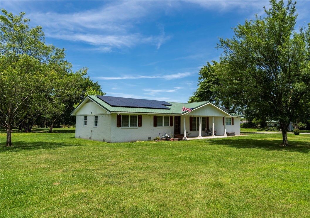 Property Photo:  913 E North Street  AR 72744 