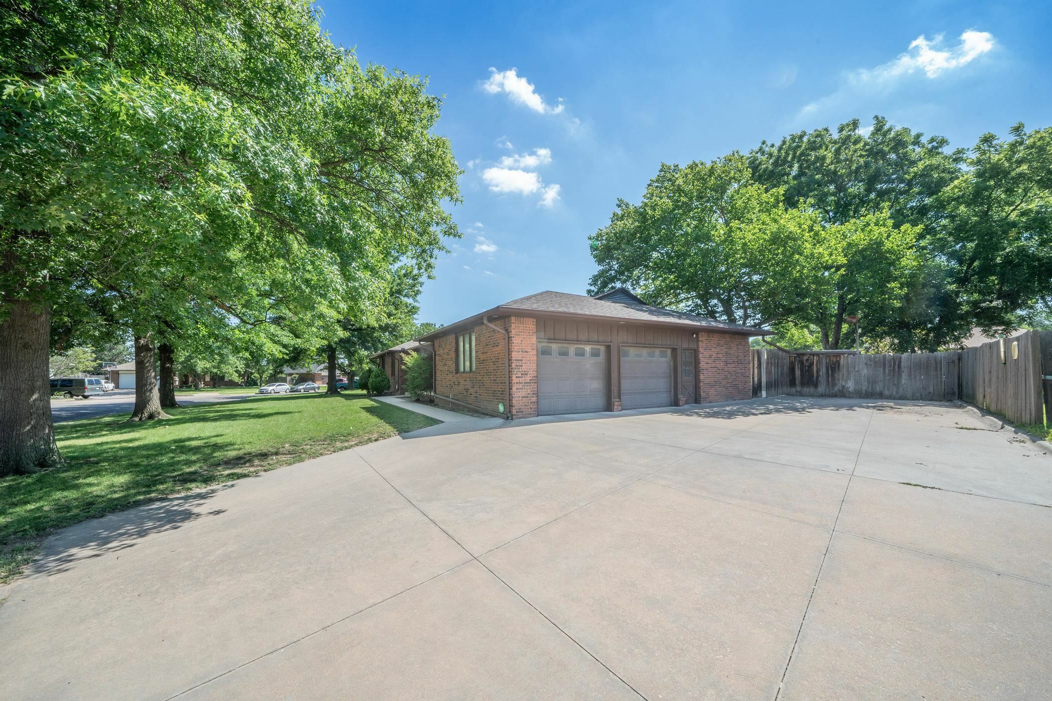 Property Photo:  1024 S Burrus St  KS 67207 