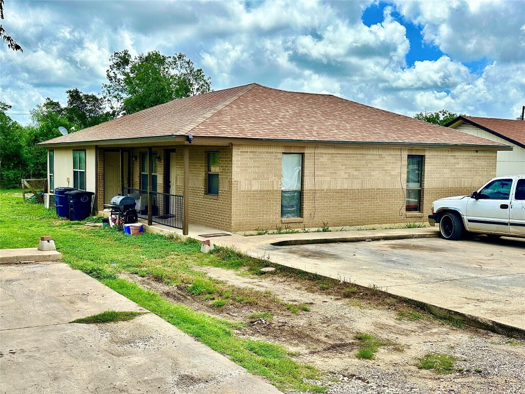 Property Photo:  122 Beck Street  TX 76527 