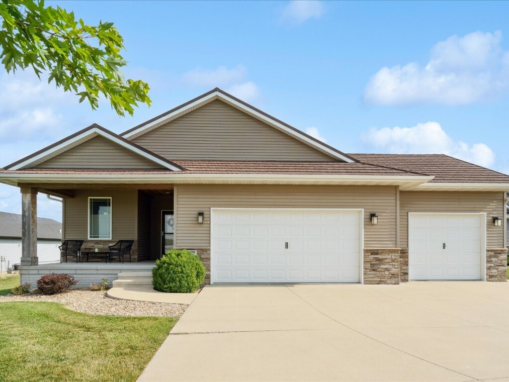 Property Photo:  408 Driftwood Lane  IA 52228 