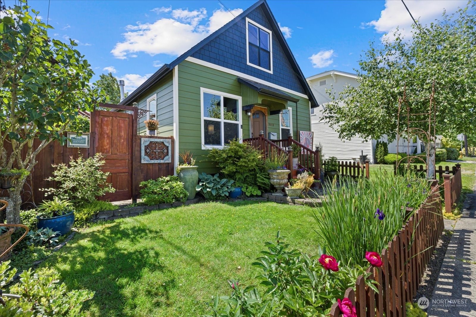 Property Photo:  3012 23rd Street  WA 98201 