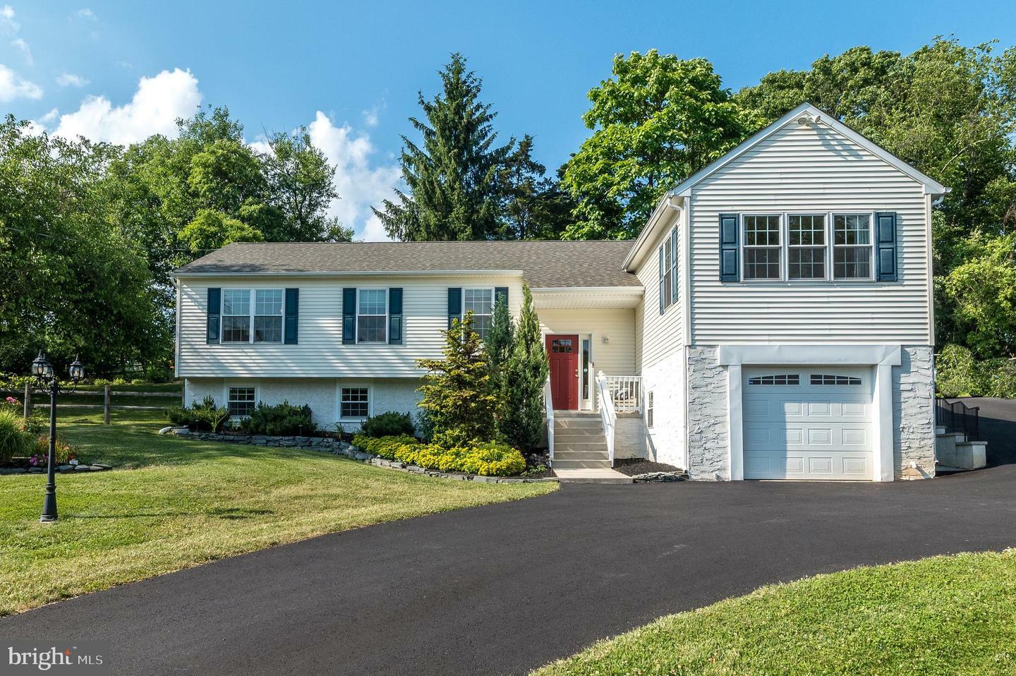 Property Photo:  1425 Parkland Road  PA 18036 