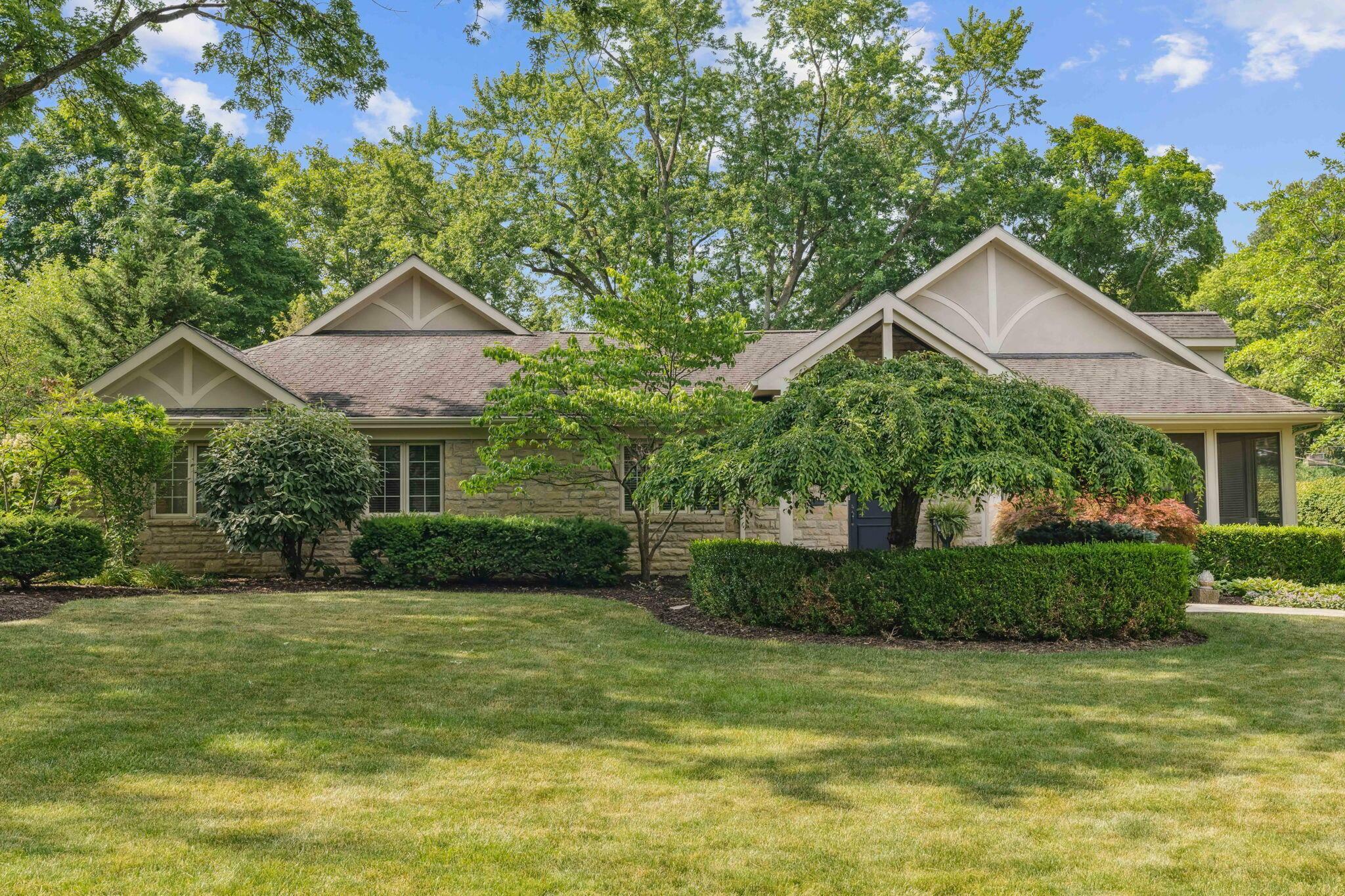 Property Photo: 2481 Farleigh Road OH 43221