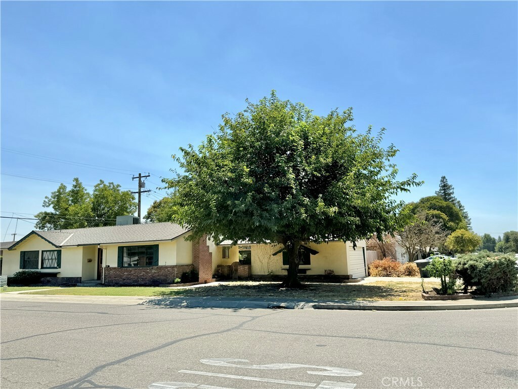 Property Photo:  137 W Laura Avenue  CA 93277 