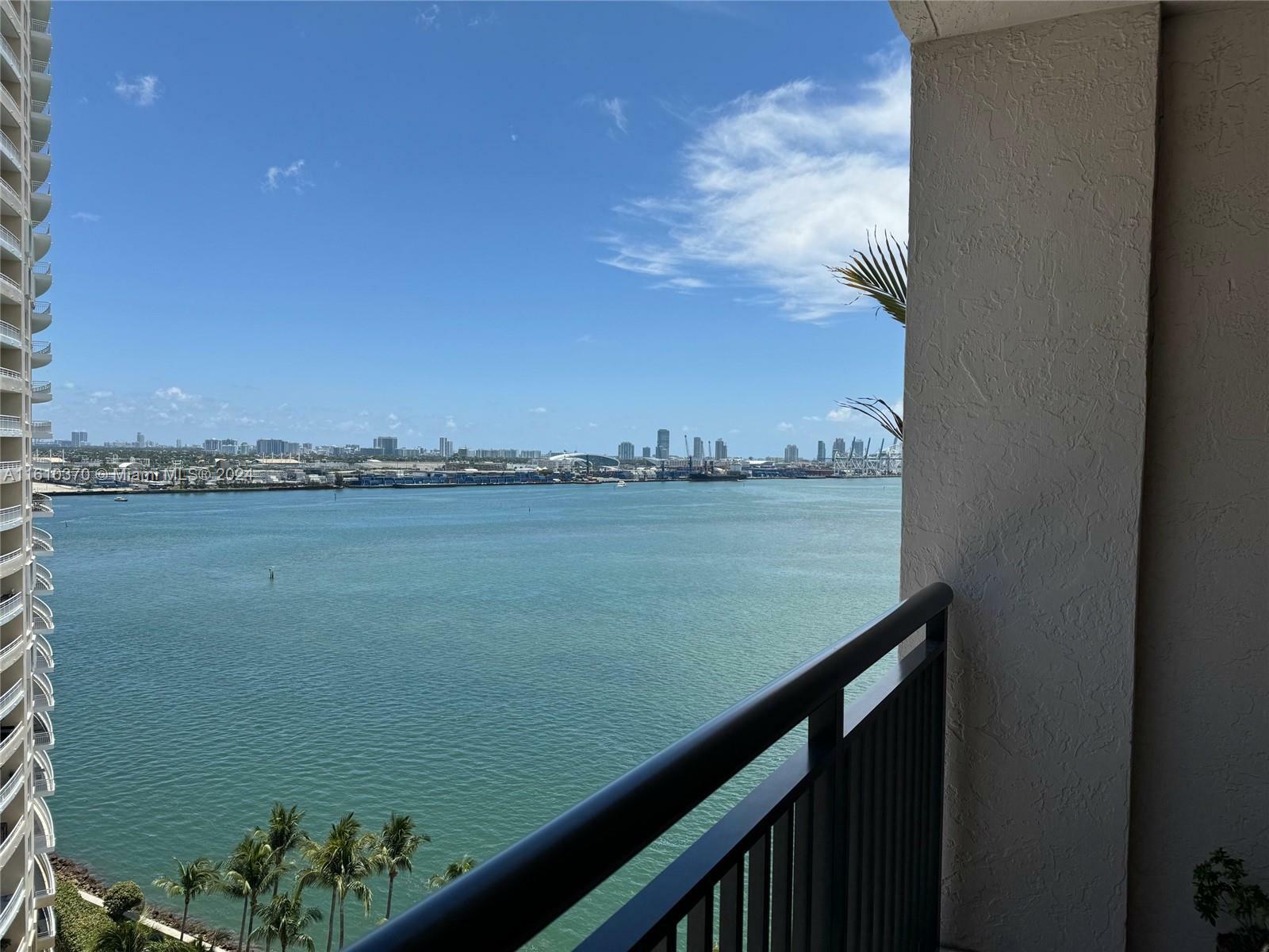 Property Photo:  540 Brickell Key Dr 1722  FL 33131 