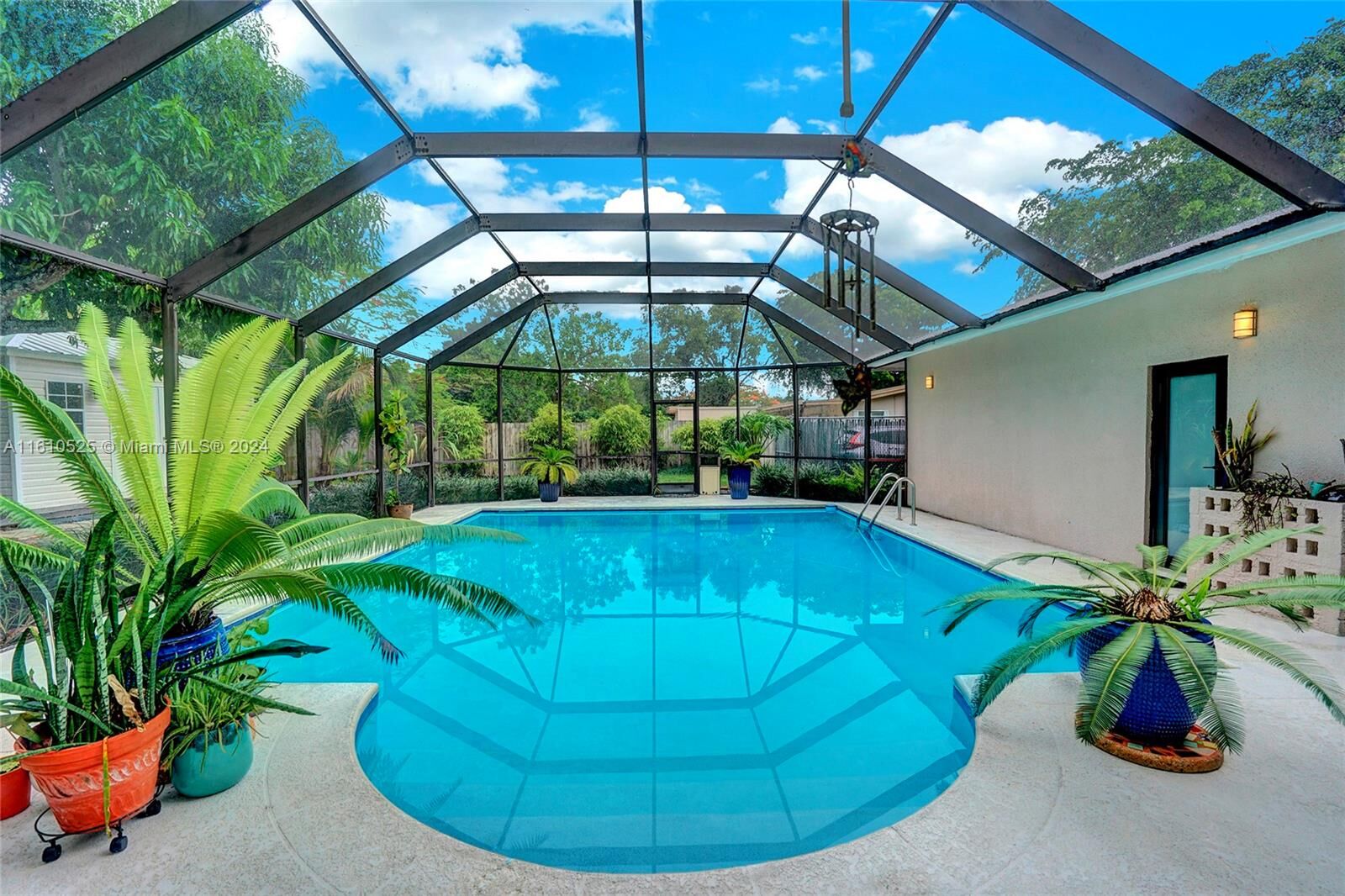 Property Photo: 14320 SW 86th Ave FL 33158