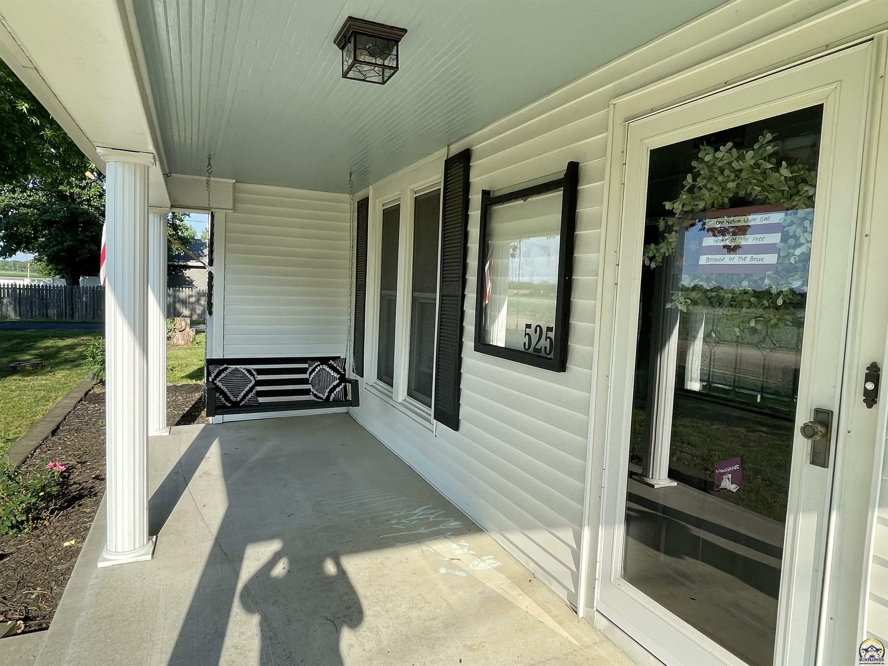 Property Photo:  525 E Perry St  KS 66533 