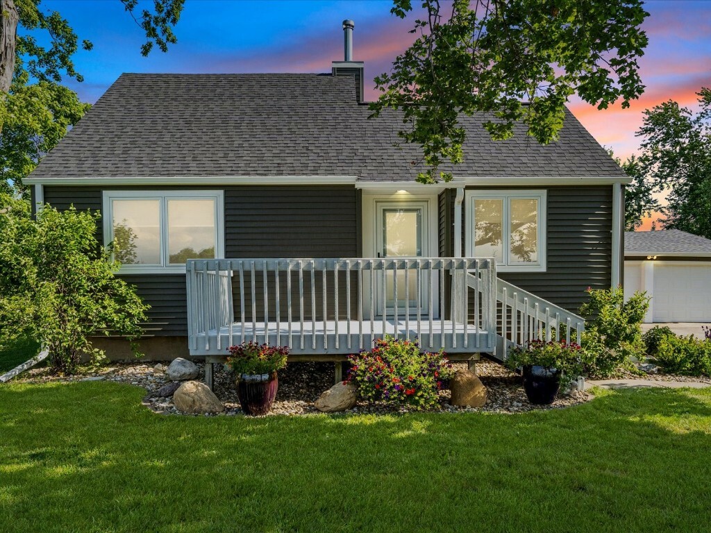 Property Photo:  220 E Southview Road  IA 52228 