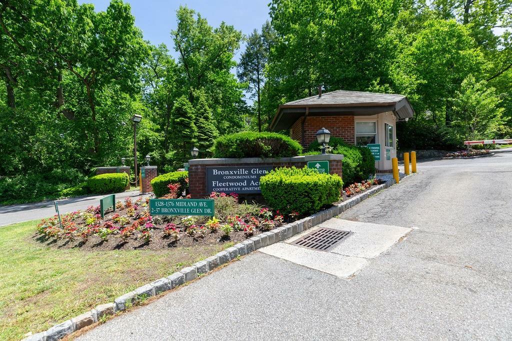 Property Photo:  4 Bronxville Glen Drive 1-11  NY 10708 