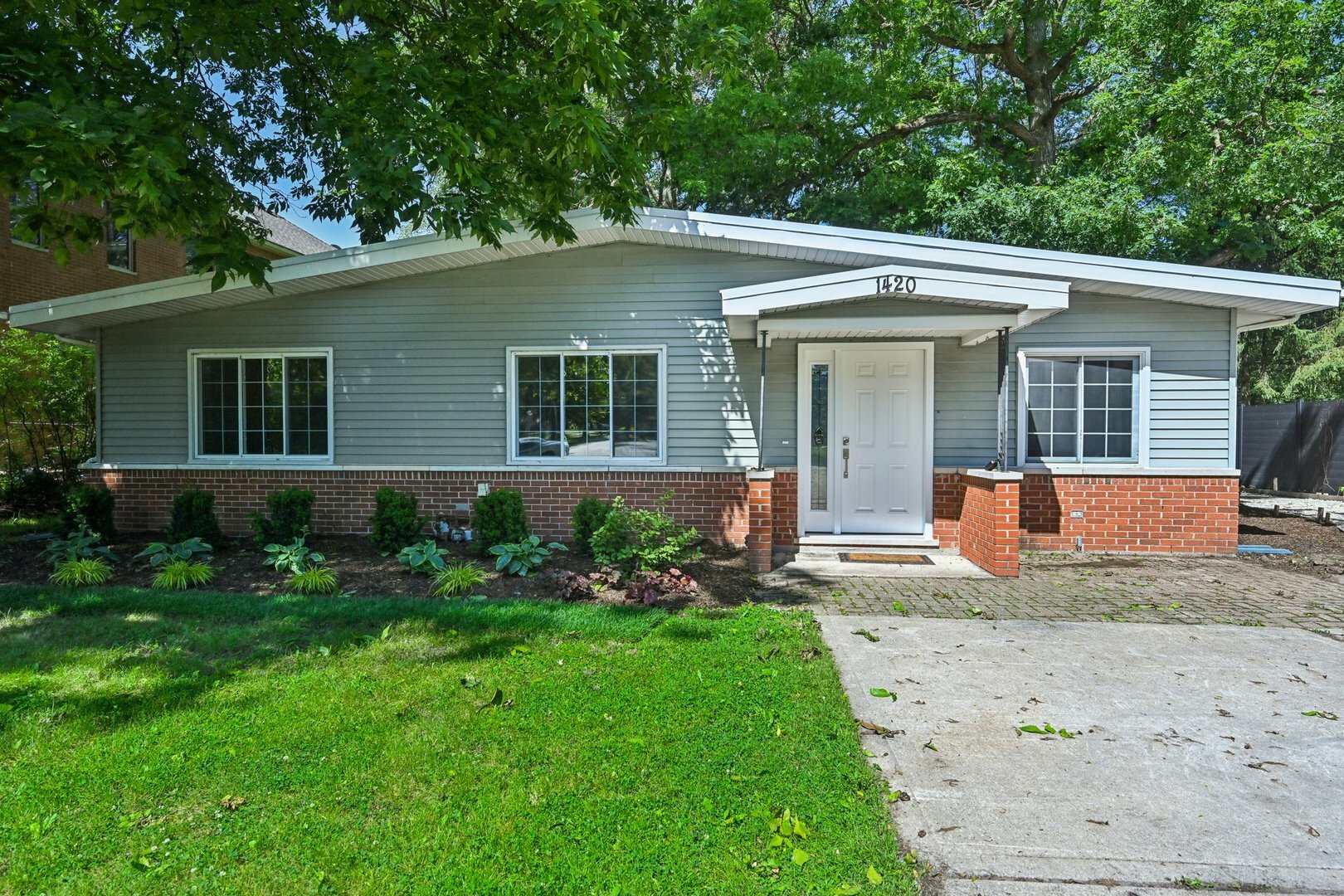 Property Photo:  1420 Magnolia Street  IL 60025 