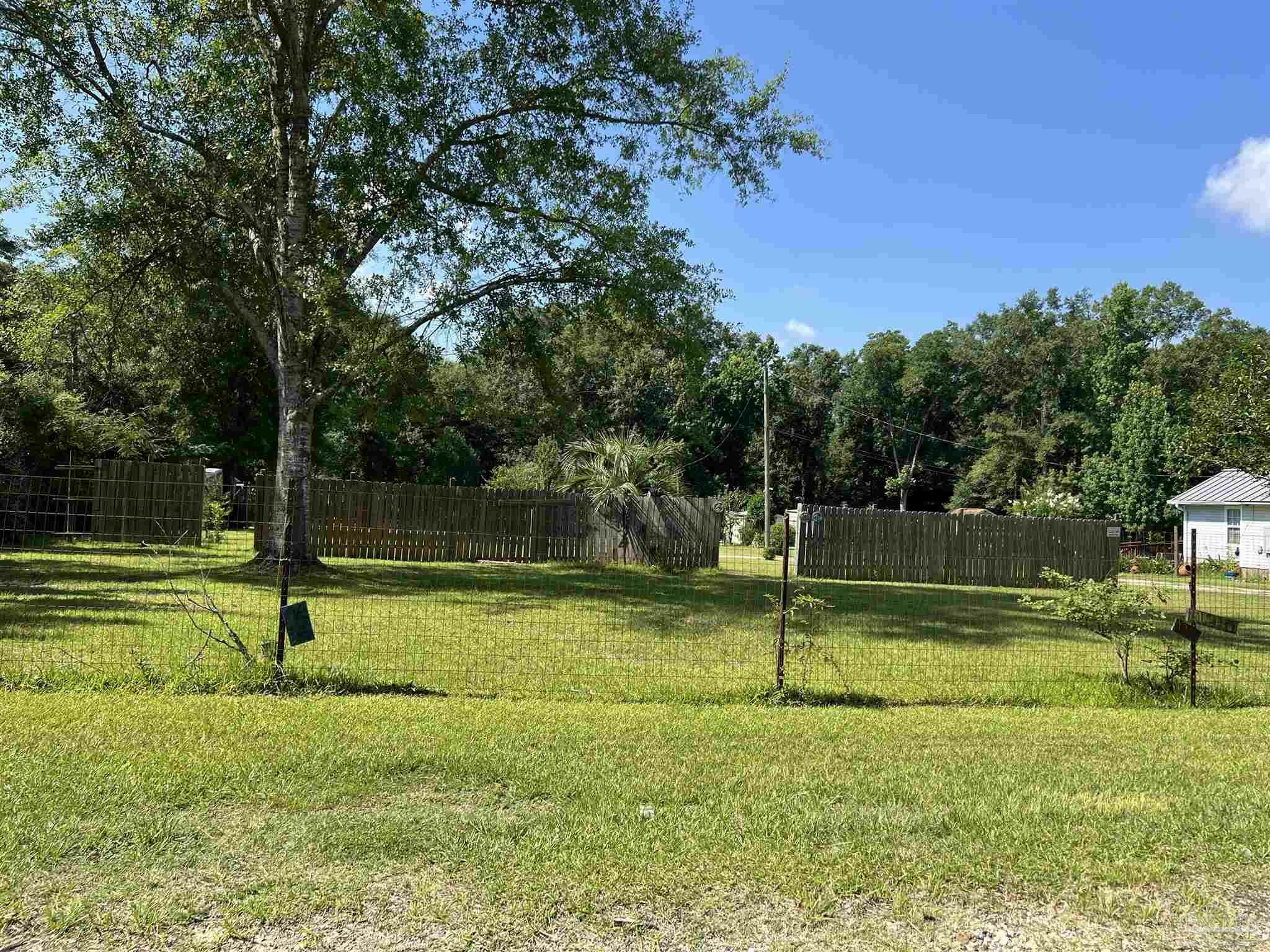 Property Photo:  1959 Stacey Rd  FL 32533 