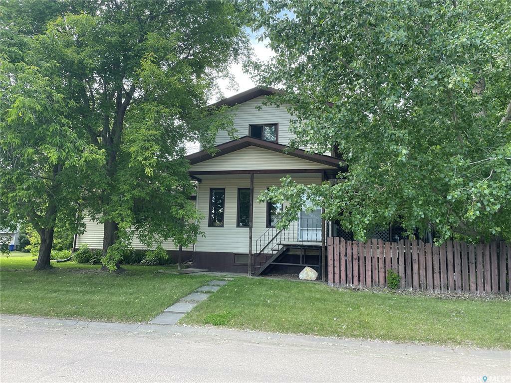 Property Photo:  696 6th Street E  SK S6V 0N6 