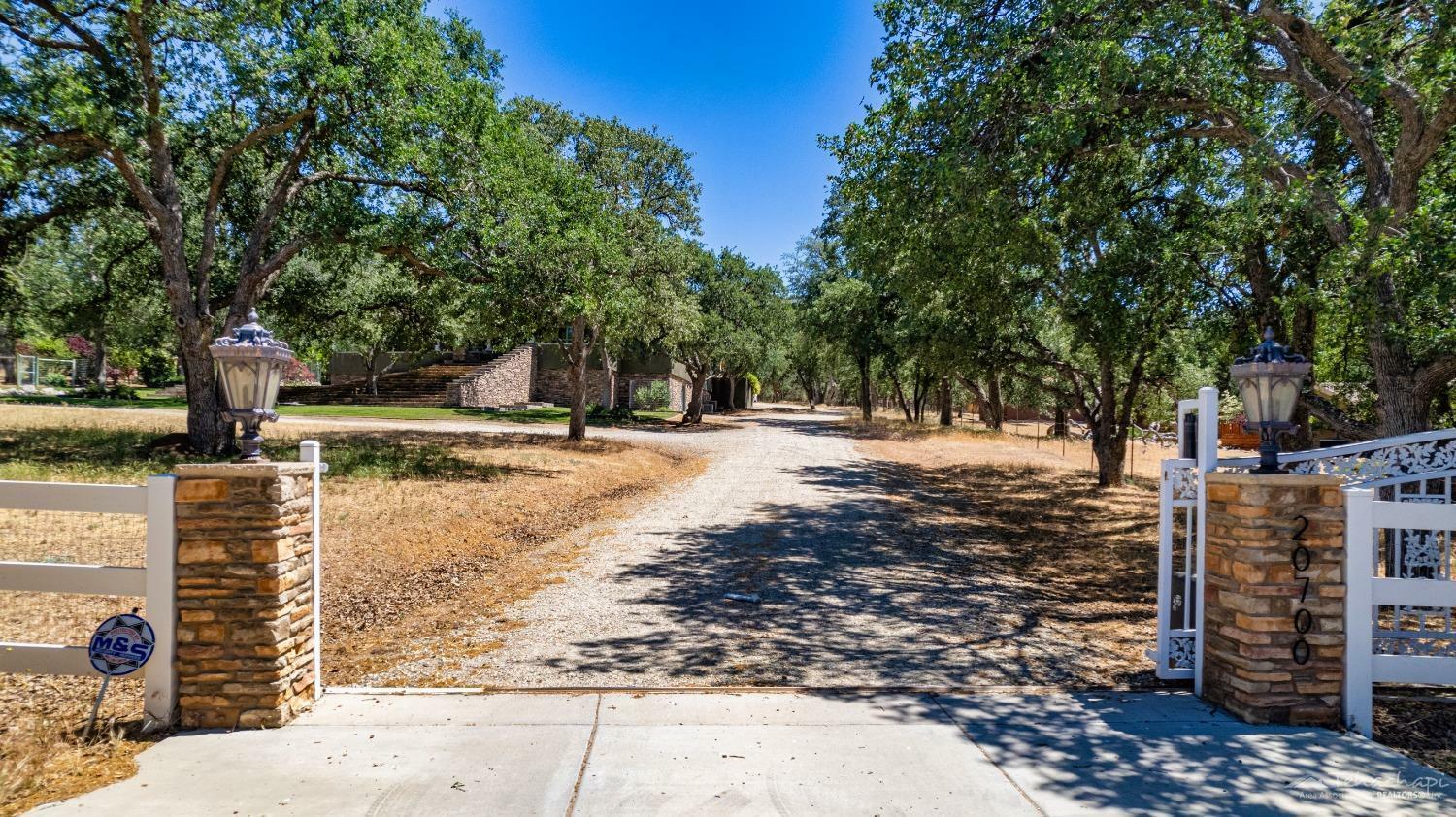 Property Photo:  20700 Oak Glen Court  CA 93561 