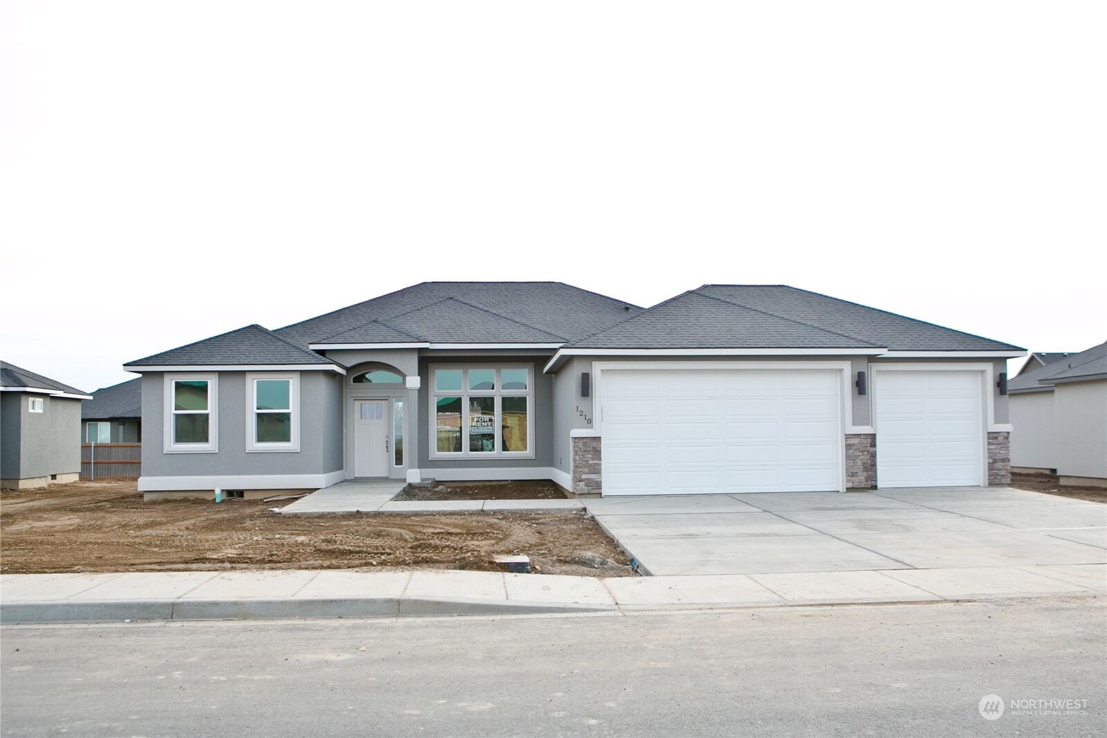 Property Photo:  1122 E Cascade Street  WA 99344 