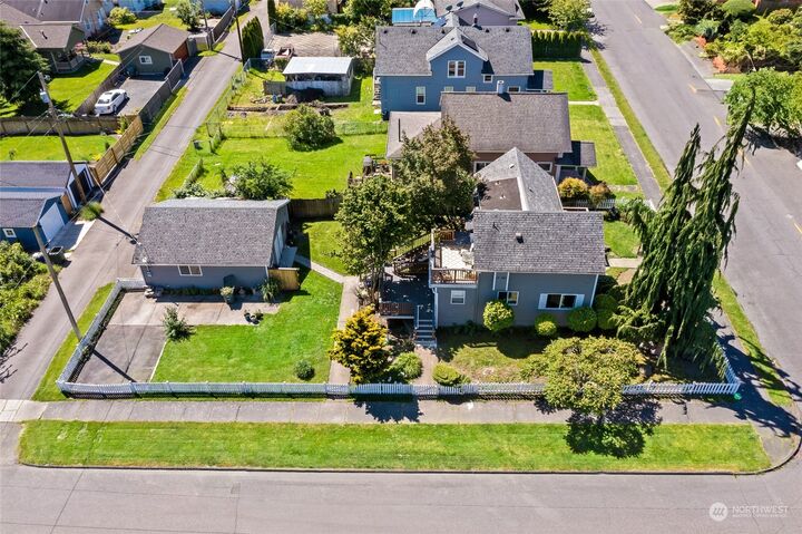 Property Photo:  2001 Rockefeller Avenue  WA 98201 