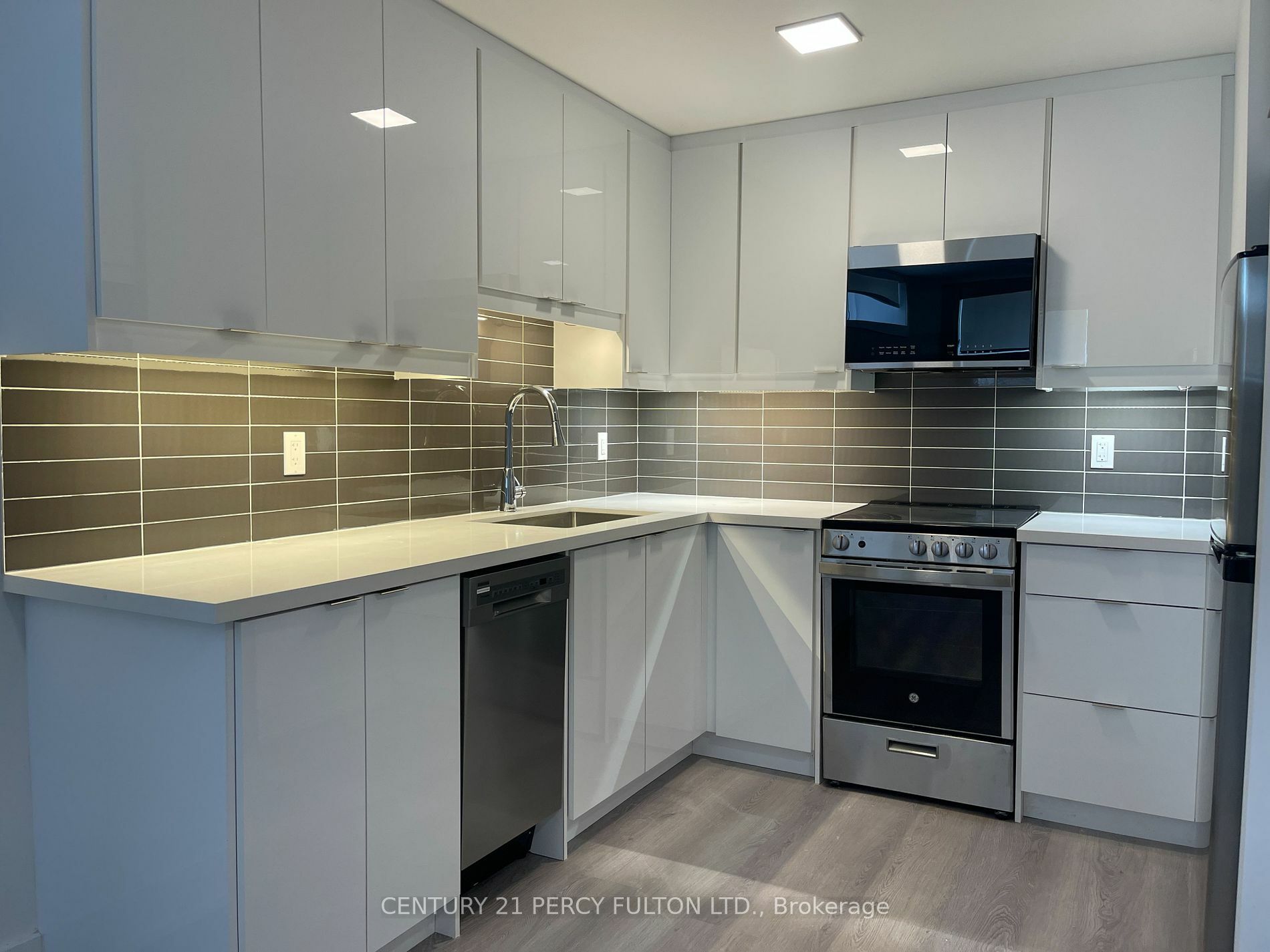 Property Photo:  18 Cavell Ave 8  ON M8V 1P2 