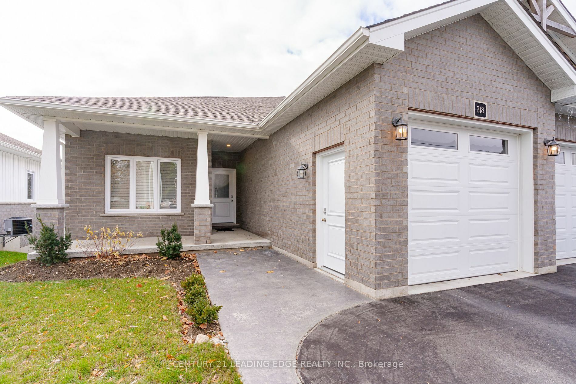 Property Photo:  218 Elora St S  ON N0G 1Z0 