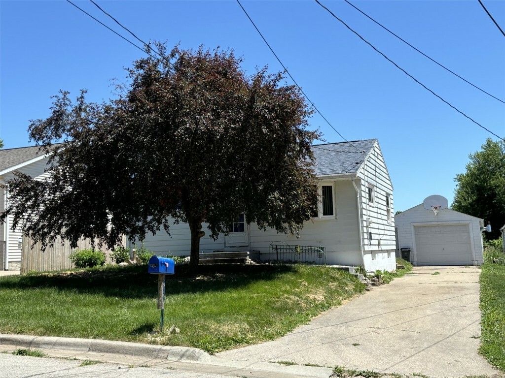 Property Photo:  2657 Fruitland Boulevard SW  IA 52404 