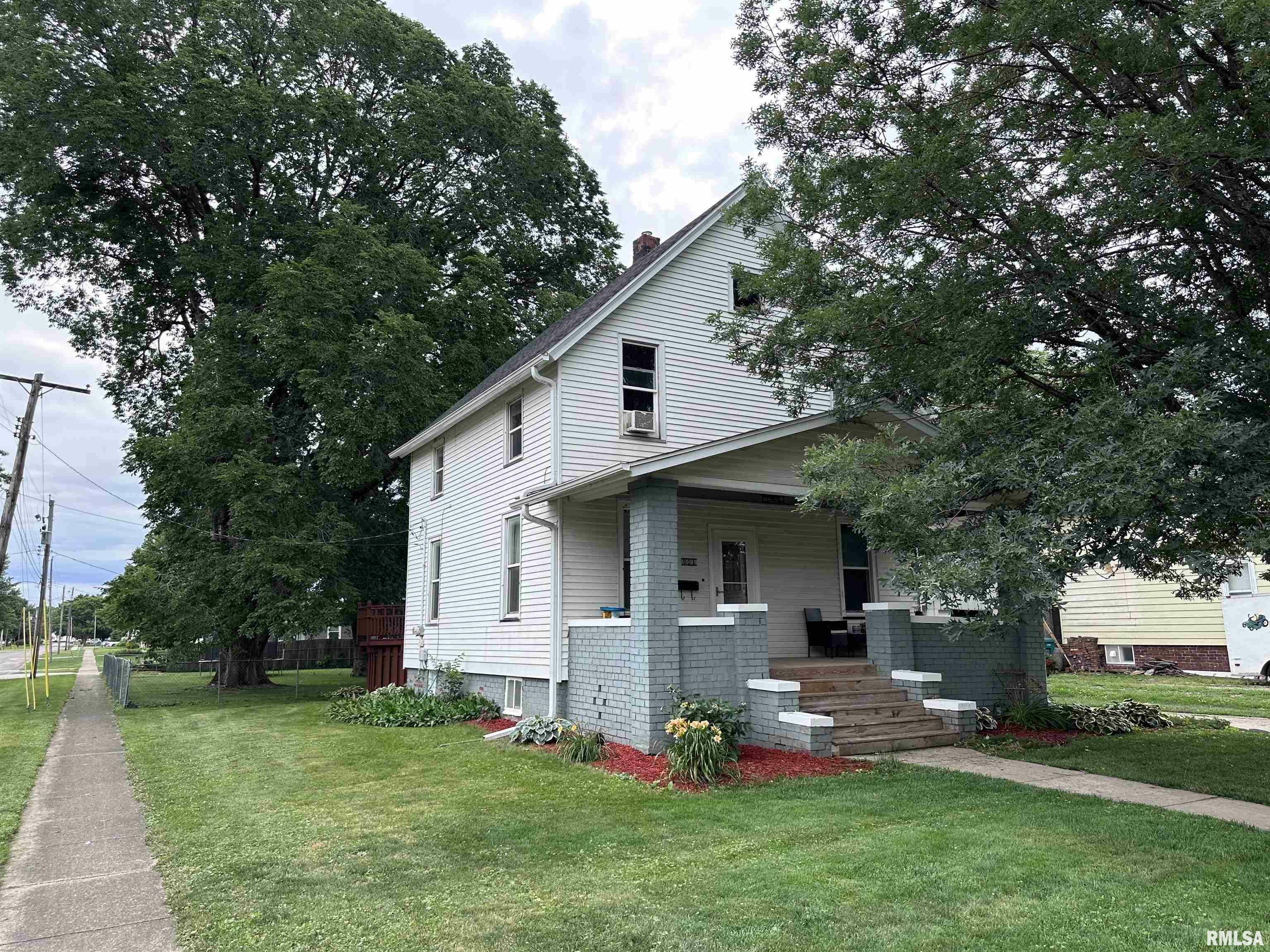 Property Photo:  901 Locust Street  IL 61401 