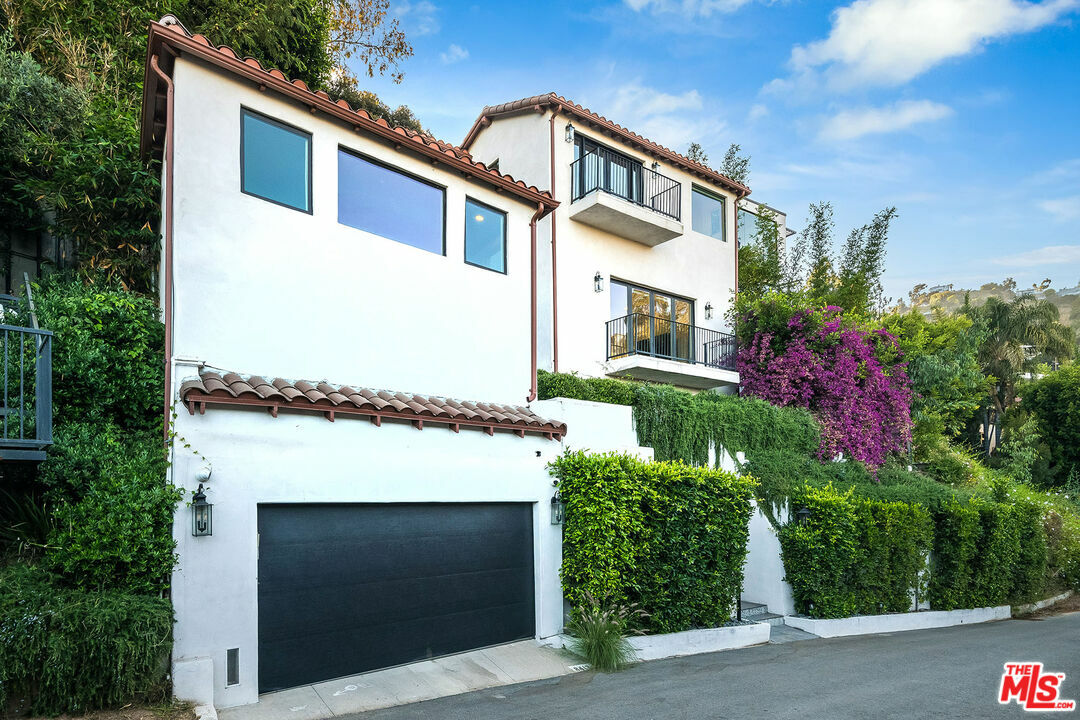 Property Photo:  8417   Harold Way  CA 90069 