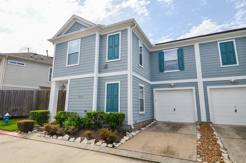 Property Photo: 7018 Woodridge Square Drive TX 77087