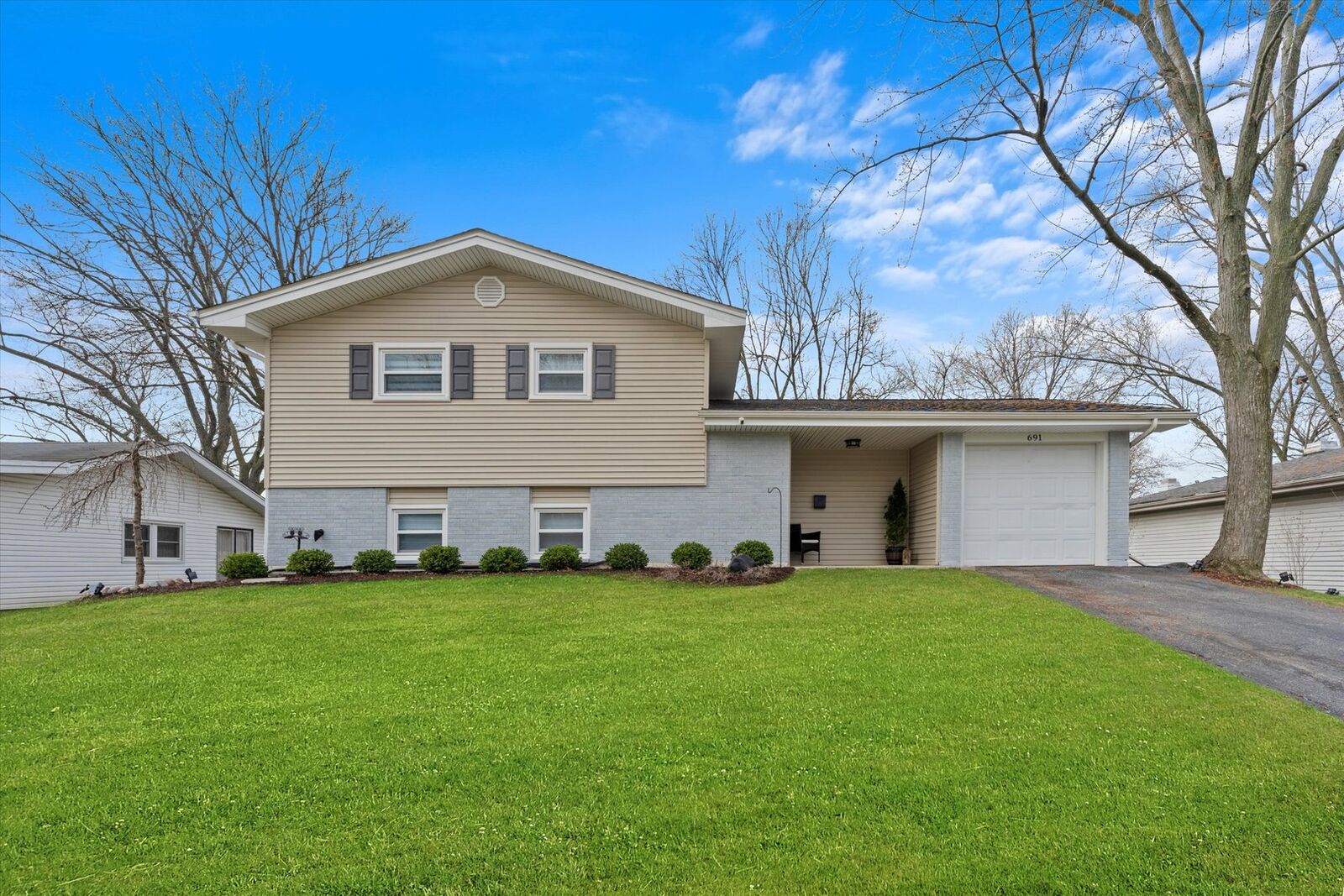 Property Photo:  691 W Berkley Lane  IL 60169 
