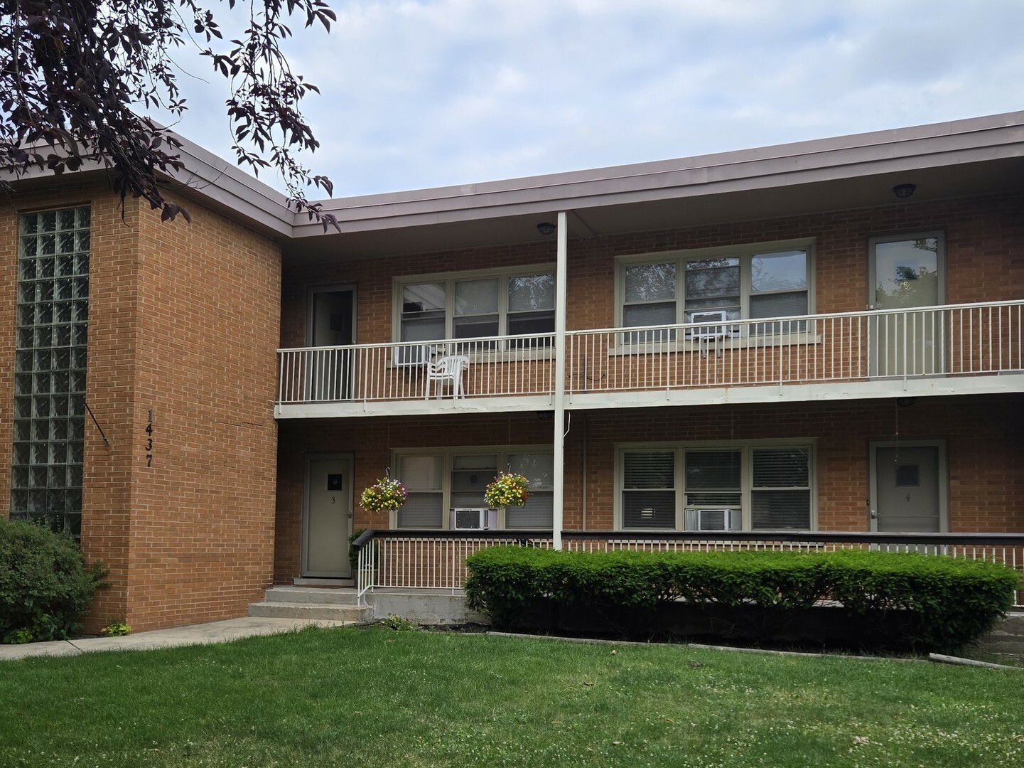 Property Photo: 1437 Homestead Road 8 IL 60526