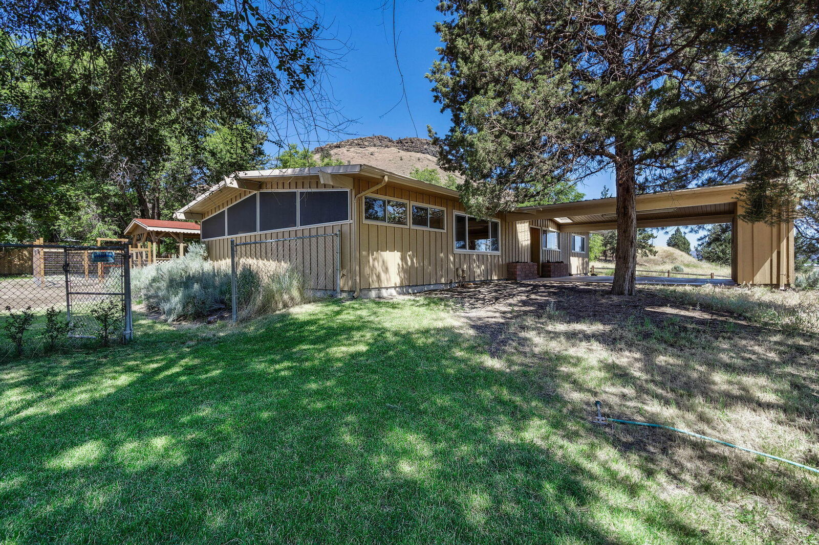 Property Photo:  425 SW Rimrock Road  OR 97754 
