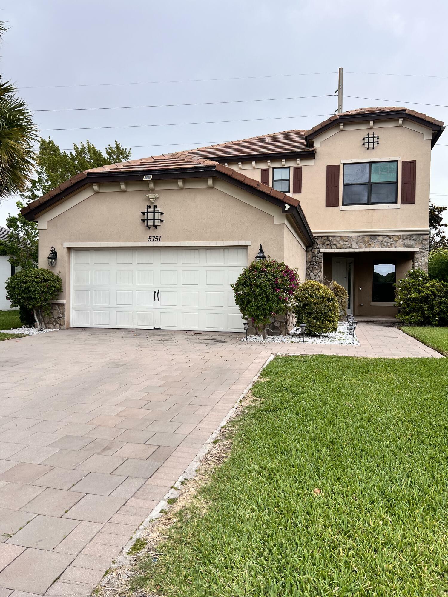 Property Photo:  5751 Sandbirch Way  FL 33463 