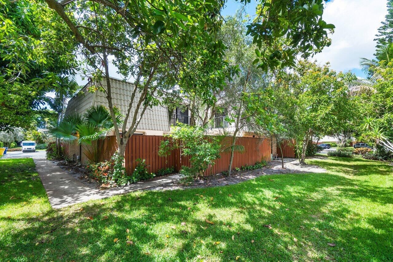 Property Photo:  1700 Embassy Drive 302  FL 33401 